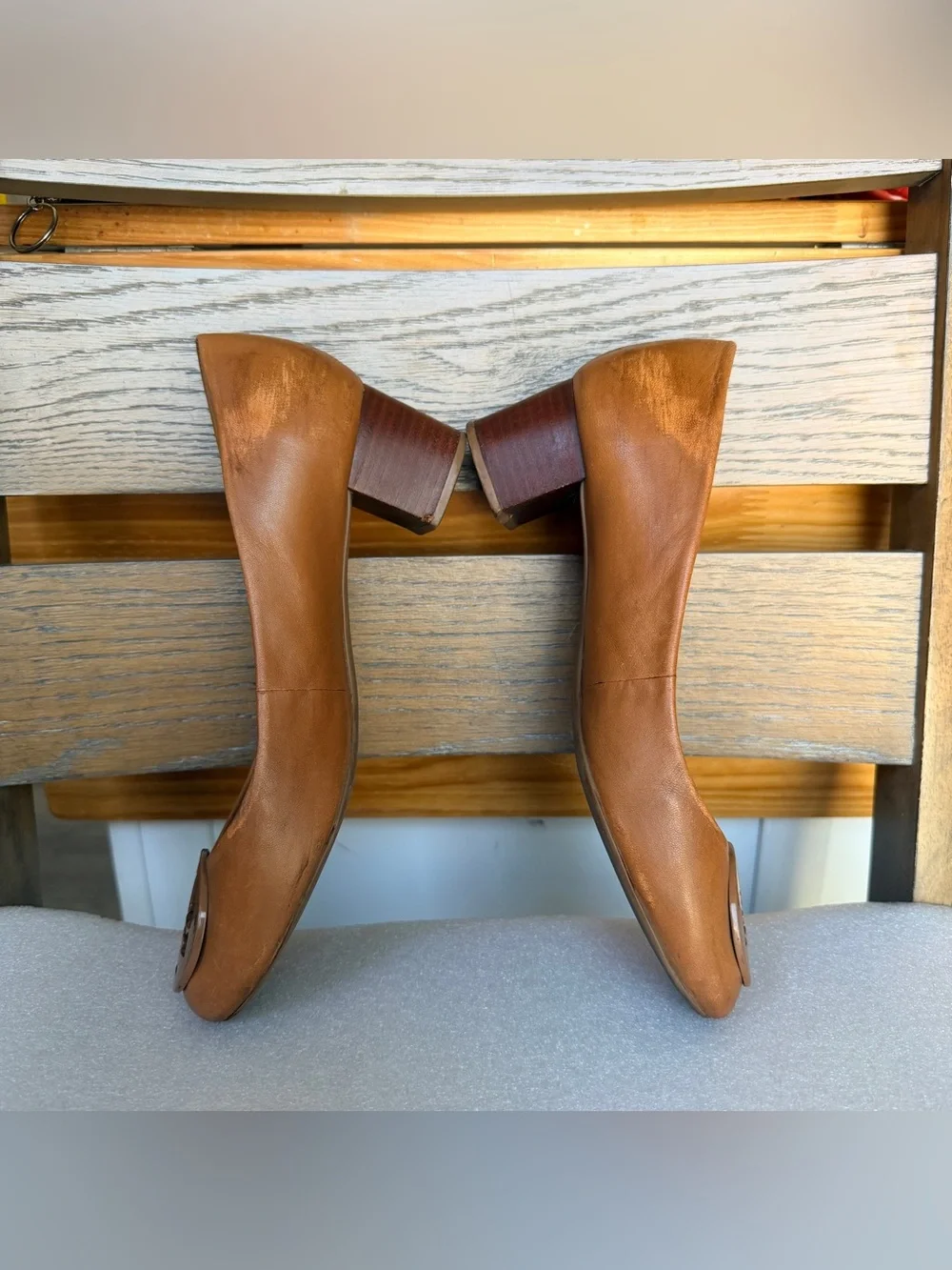 Tory Burch Cognac Leather Mid Block Heel Pumps with Logo Medallion sz 7